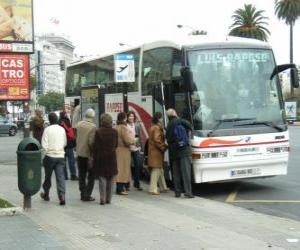 пазл Городской автобус на остановке